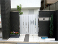 世田谷区で黒いタイル仕上げの門柱に白い門扉で合わせたクローズ外構の施工例