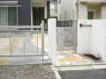 世田谷区で白いジョリパッド仕上げを施した門柱、車庫はウイングゲートを取り付けたクローズ外構の施工例