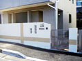 白い門塀に敢えてベージュカラーのラインを入れてインパクトを出した大田区のクローズ外構の写真