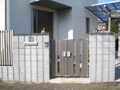 門柱の上に沖縄のシーサーを載せた世田谷区のクローズ外構の施工例