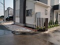 世田谷区でアルミ角材を縦に何本も建て、車庫スペースと花壇を区切ったオープン外構の施工例