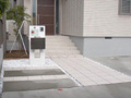 大田区で正方形の大きな白タイル床材をアプローチに使用したオープン外構の施工例画像